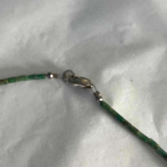 Green beaded necklace silver square fish pendant - Picture 3 of 5